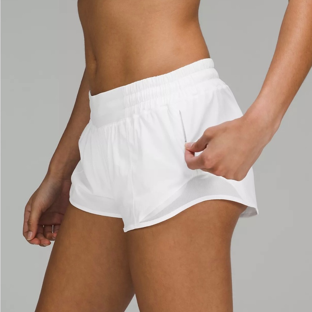 Lululemon low-rise lined 2.5” hotty hot shorts
